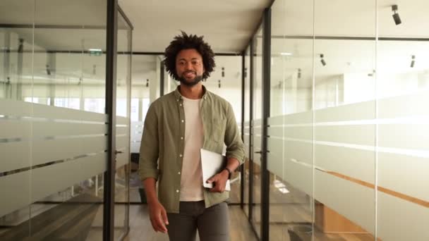 Carefree Вдохновил Африканско Американский Работник Мужчина Ходить Современном Офисе Держать — стоковое видео