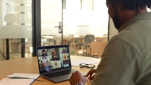 Dizüstü Bilgisayarın Üstünden Çeşitli Çalışanlarla Ekrandaki Arkadaşlarıyla Video Görüşmeleri Online — Stok video