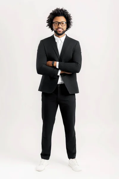 Stolt Afrikansk Amerikansk Man Affärsman Svart Kostym Står Med Armarna — Stockfoto