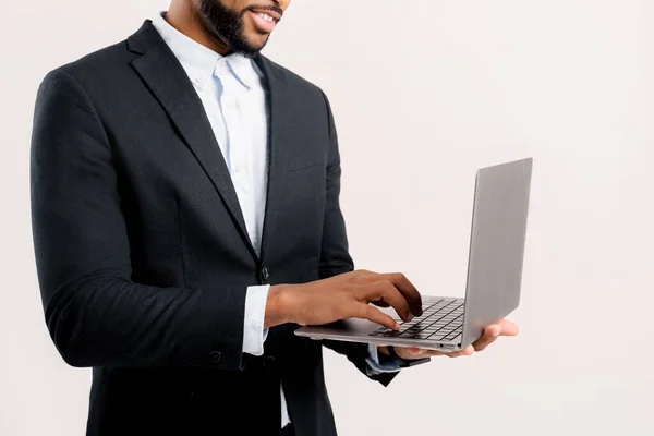 Обрезанное Фото Бородатого Африканско Американского Фрилансера Использующего Ноутбук Изолированный Белом Лицензионные Стоковые Изображения
