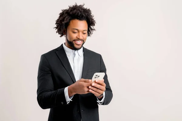 Ευτυχής Επιχειρηματίας Στο Επίσημο Γραφείο Φορούν Χρησιμοποιώντας Smartphone Απομονωμένο Λευκό — Φωτογραφία Αρχείου