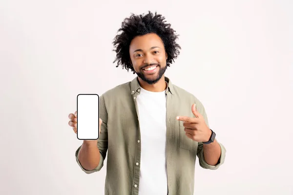 Atraktivní Třicátník Atraktivní Afroameričan Ukazující Prstem Smartphone Prázdnou Obrazovkou Stojící — Stock fotografie