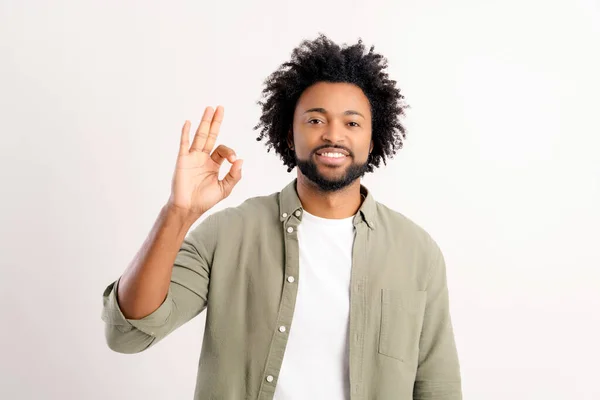 Charismatische Fröhlich Lockige Afrikanisch Amerikanische Mann Zeigt Geste Als Zeichen — Stockfoto