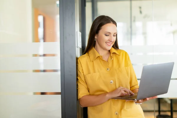Inspirierte Geschäftsfrau Smarter Freizeitkleidung Tippt Laptop Lächelnd Attraktive Büroangestellte Schaut — Stockfoto