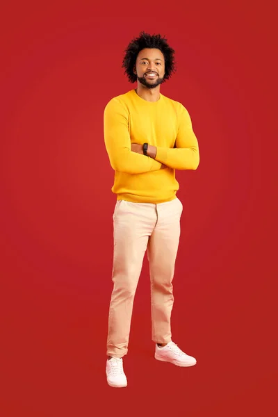 Orgulhoso Satisfeito Homem Afro Americano Casual Wear Stands Com Braços — Fotografia de Stock