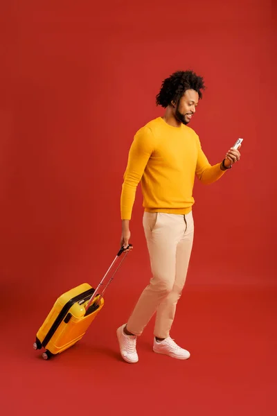 Εφαρμογή Κινητού Για Ταξιδιώτες Όμορφος Άνθρωπος Κίτρινη Βαλίτσα Αποσκευών Πόδια — Φωτογραφία Αρχείου