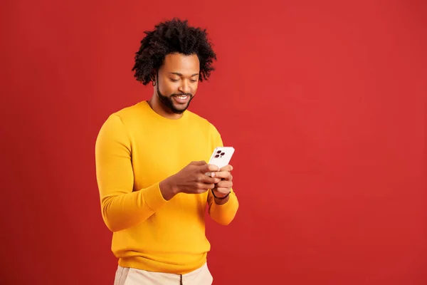 Πορτρέτο Του Ελκυστικού Γενειοφόρου Άνδρα Χρησιμοποιώντας Κινητό Τηλέφωνο Χαρούμενη Έκφραση — Φωτογραφία Αρχείου