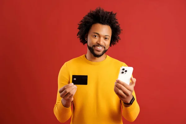 Veselý Multiracial Chlap Používá Smartphone Kreditní Kartu Pro Nakupování Online — Stock fotografie