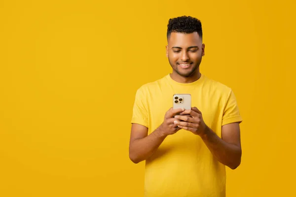 Mladý Indián 20S Muž Používá Svůj Smartphone Posílání Textových Zpráv — Stock fotografie