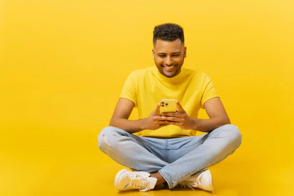 Missbrukare Meddelanden Leende Unga Indiska Talet Man Med Smartphone Händerna — Stockfoto
