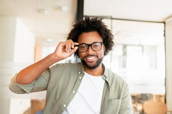 Przystojny Afrykańsko Amerykański Młody Biznesmen Stylowe Okulary Luźnym Stroju Uśmiechając — Zdjęcie stockowe