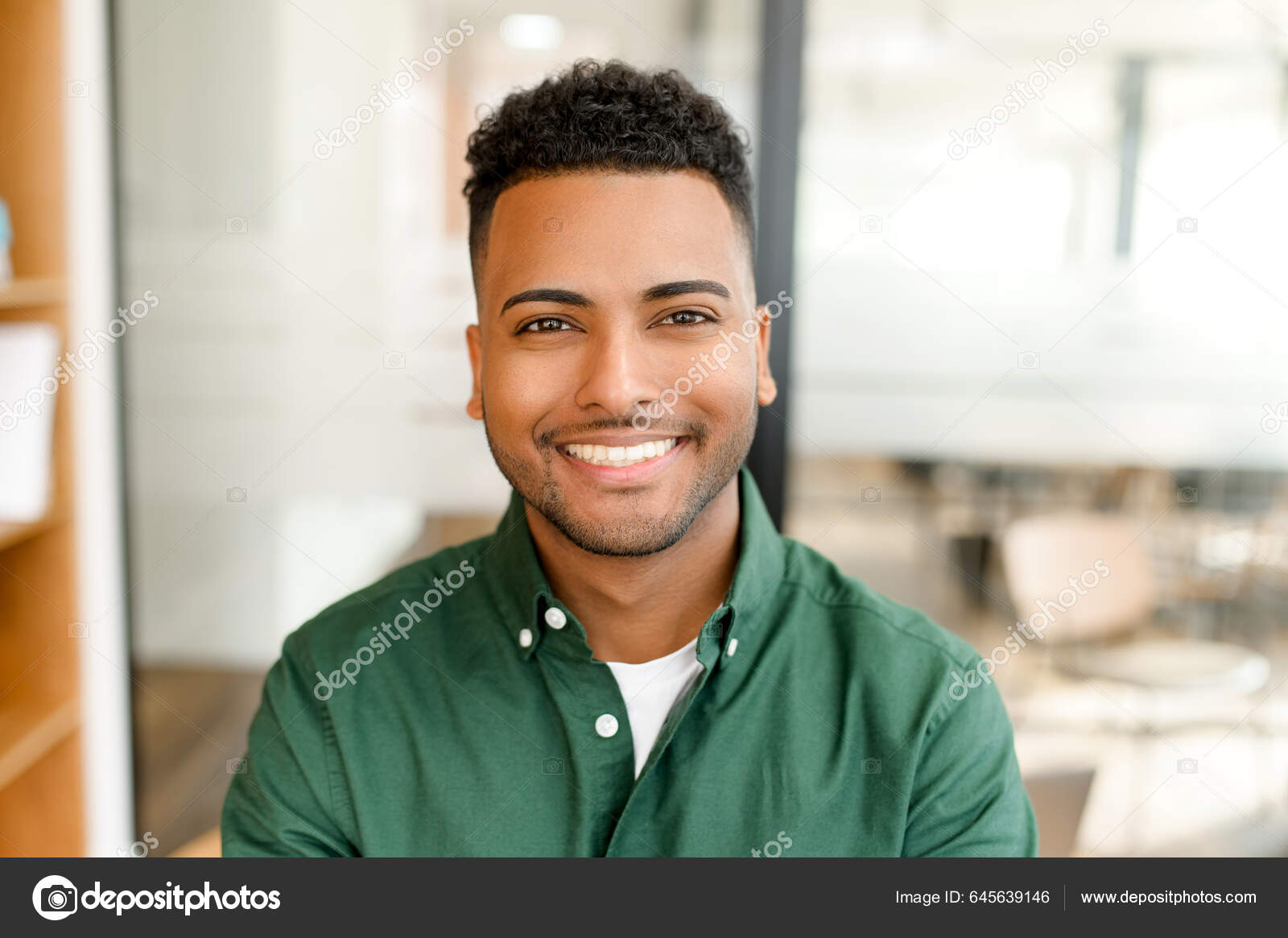 Cara alegre jovem posando em uma pose grátis