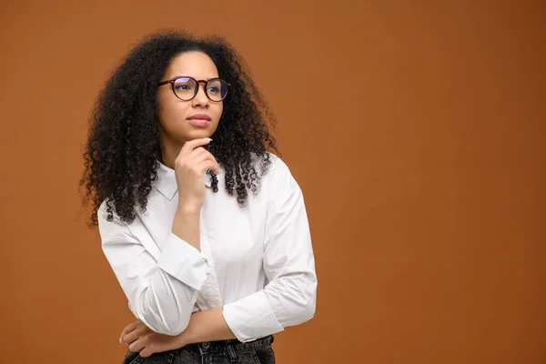 Målmedveten Afroamerikansk Kvinnlig Entreprenör Eller Kvinnlig Kontorsarbetare Formell Skjorta Och — Stockfoto