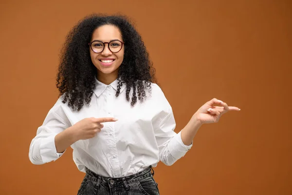 Glada Afroamerikanska Affärskvinna Pekar Med Båda Händerna Sidan Stående Isolerad — Stockfoto