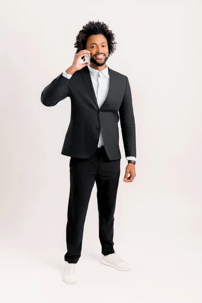 Šťastný Přátelský Mužský Malý Podnikatel Mluví Smartphonu Stojí Izolovaný Bílé — Stock fotografie