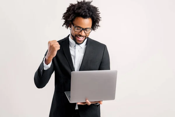 Nadšený Obchodník Dívá Monitor Notebooku Raduje Šťastný Afroameričan Chlap Mužské — Stock fotografie
