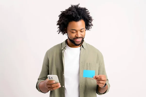 Blissful Mladý Multiracial Muž Držící Debetní Kartu Smartphone Izolované Lucky — Stock fotografie