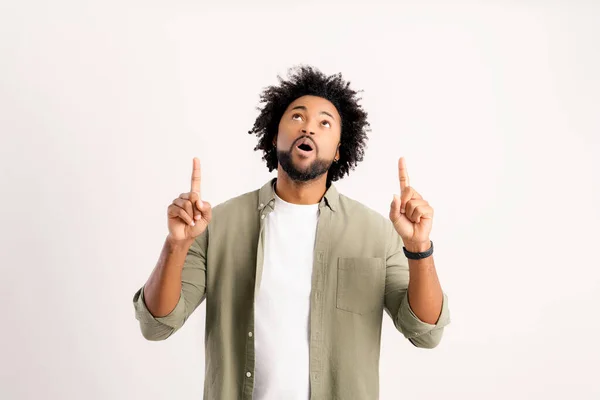 Reklam Konsepti Gömlekli Afro Amerikalı Bir Adam Parmaklarını Beyazın Üstünde — Stok fotoğraf