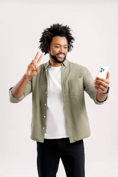 Θετικός Γενειοφόρος Άντρας Χαμογελάει Βγάζοντας Selfie Στην Κάμερα Smartphone Blogger — Φωτογραφία Αρχείου