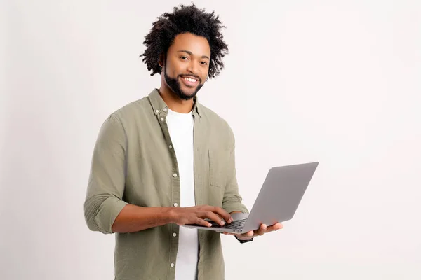 Χαμογελώντας Θετικός Άνθρωπος Κρατώντας Φορητό Υπολογιστή Στα Χέρια Και Πληκτρολογώντας — Φωτογραφία Αρχείου