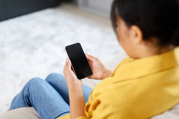 Rückansicht Einer Frau Mit Smartphone Mit Leerem Bildschirm Frau Sitzt — Stockfoto