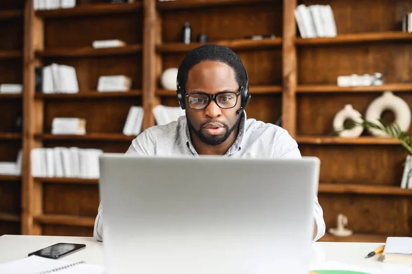 Vážný Africko Americký Obchodník Brýlemi Sedící Před Laptopem Zmatený Mužský — Stock fotografie