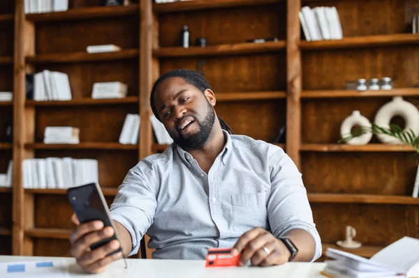 Homem Afro Americano Descontente Segurando Cartão Crédito Smartphone Lendo Mensagem — Fotografia de Stock