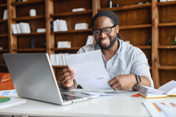 Uśmiechnięty Pozytywny Afrykańsko Amerykański Mężczyzna Pracownik Przedsiębiorca Lub Biznesmen Trzymający — Zdjęcie stockowe