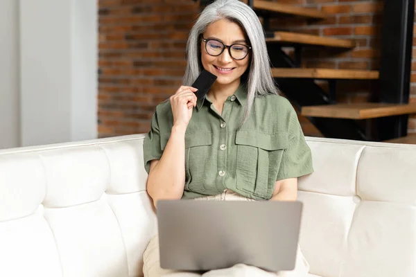 Mulher Negócios Muito Sênior Óculos Sentados Sofá Usando Laptop Cartão — Fotografia de Stock