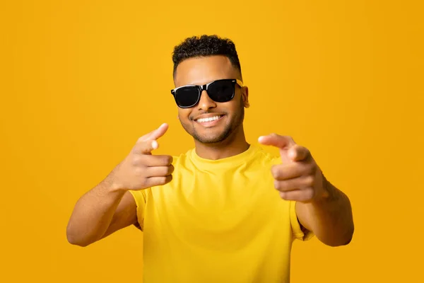Você Entusiasmado Jovem Árabe Positivo Óculos Sol Apontando Dedos Para — Fotografia de Stock