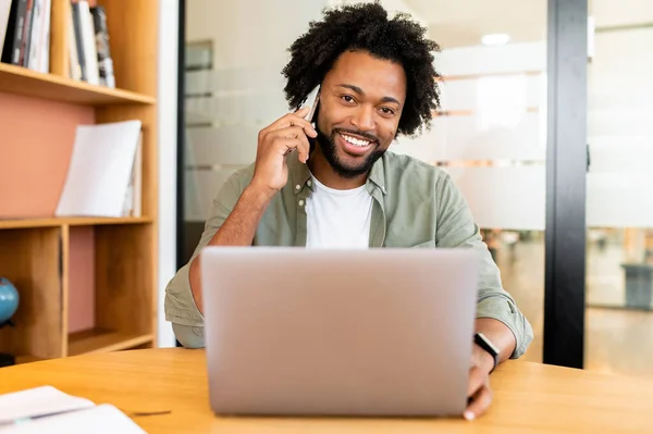 Vänlig Och Glad Afrikansk Amerikansk Kille Ringer Telefonsamtal Och Arbetar — Stockfoto