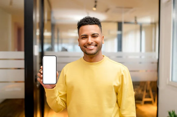 Klidný Usmívající Indián Drží Ukazuje Smartphne Prázdným Displejem Telefonu Chlap — Stock fotografie