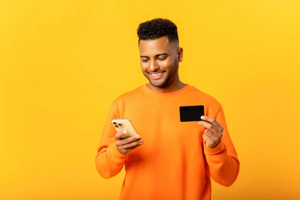 Carefree Ευτυχισμένη Ινδική Άνθρωπος Κρατώντας Πιστωτική Κάρτα Και Smartphone Κοιτάζοντας — Φωτογραφία Αρχείου