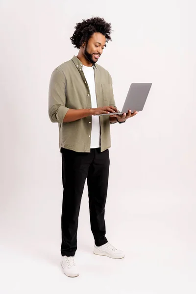 Оптимистичный Африканско Американский Студент Мужчина Повседневной Рубашке Ноутбуком Белом Фоне — стоковое фото