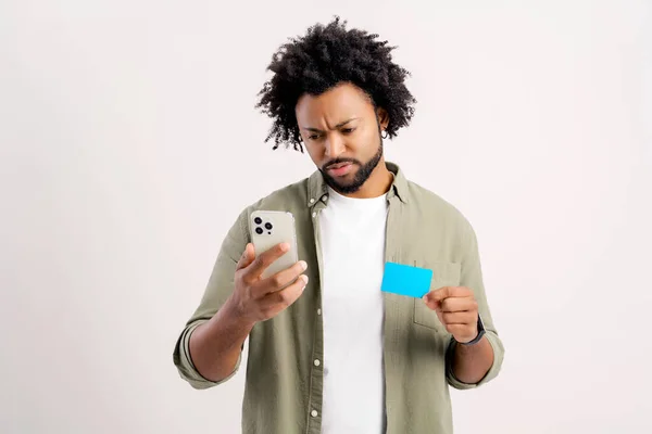 Σοκαρισμένος Άνθρωπος Γενειάδα Κρατώντας Πιστωτική Κάρτα Και Smartphone Κοιτάζοντας Την — Φωτογραφία Αρχείου