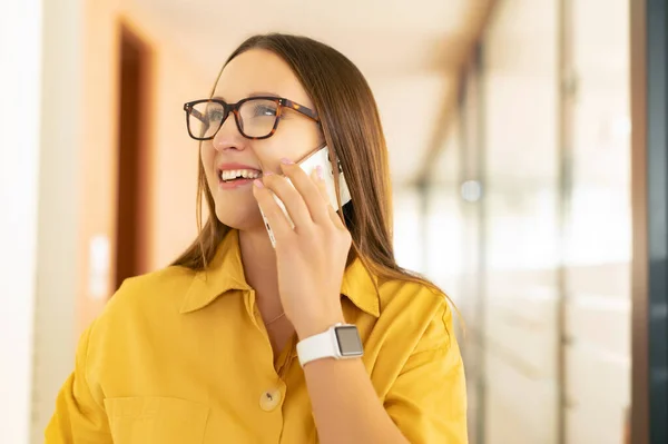 Χαρούμενη Γυναίκα Υπάλληλος Έχει Τηλεφωνική Συνομιλία Στέκεται Στο Σύγχρονο Γραφείο — Φωτογραφία Αρχείου