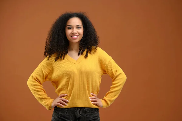 Glad Ung Multiracial Kvinna Med Armar Vid Midjan Står Nära — Stockfoto