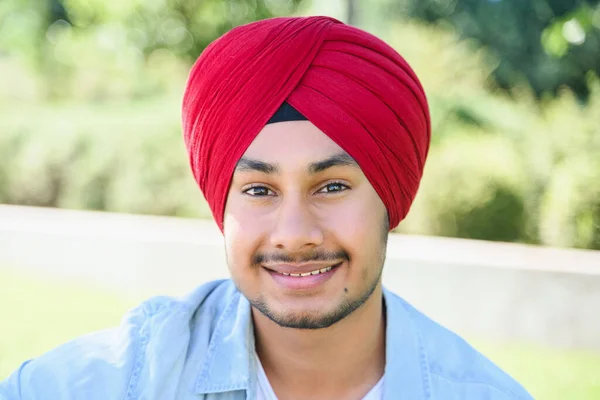 Κοντινό Πλάνο Πορτρέτο Του Όμορφου Νεαρού Ινδού Άνδρα Κόκκινα Παραδοσιακά — Φωτογραφία Αρχείου