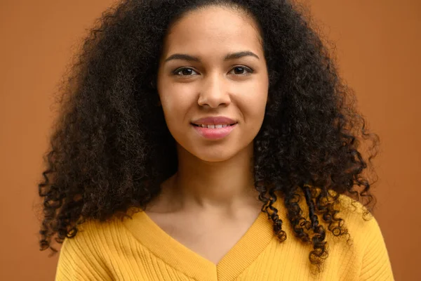 Porträtt Ung Multiracial Kvinna Med Vikta Armar Står Nära Tomt — Stockfoto