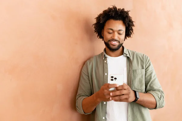 Pozitivní Afroameričan Muž Zaměstnanec Pomocí Smartphonu Pro Line Komunikaci Usmívající — Stock fotografie