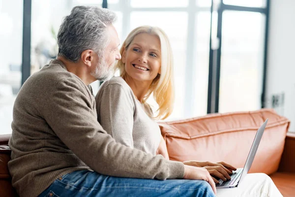 Vidám Boldog Középkorú Házastársak Töltenek Időt Egy Laptoppal Otthon Jóképű — Stock Fotó