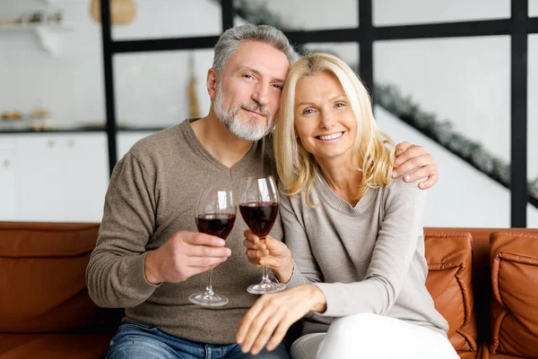 노부부는 낭만적 데이트를 아파트 소파에서 와인을 마시고 발렌티나의 축하하며 기념일을 — 스톡 사진