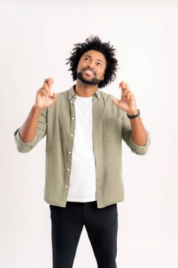 Sana iyi şanslar dilerim. Yakışıklı, 30 'lu yaşlarda, sıradan gömlekli, beyaz tenli, karizmatik, Afro-Amerikan bir adam. Mucize umut ediyor, güçlü bir şey diliyor, dua ediyor.