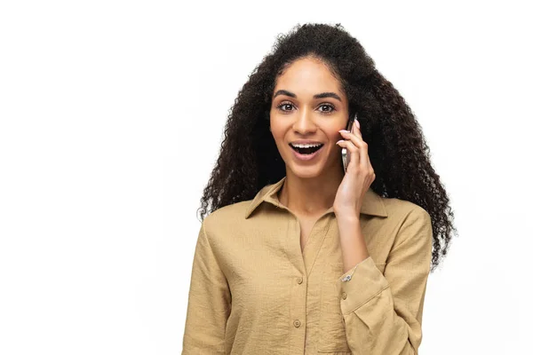 Młoda Pozytywna Etniczna Afroamerykanka Rozmawiająca Przez Telefon Dzwoniąca Rozmawiająca Samotnie — Zdjęcie stockowe
