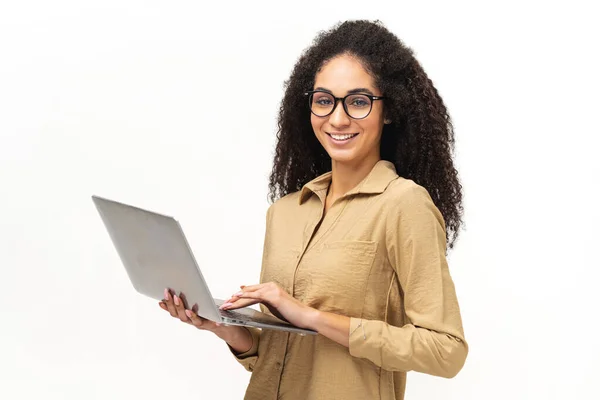 Atrakcyjna Młoda Afroamerykanka Okularach Eleganckiej Luźnej Koszuli Stojąca Korzystająca Laptopa — Zdjęcie stockowe