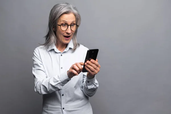Překvapená Obchodní Žena Formální Košili Dívá Displej Smartphonu Zároveň Cítí — Stock fotografie