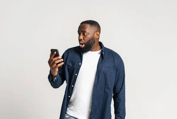 Choqué Étourdi Afro Américain Gars Tenant Smartphone Regarde Écran Portrait — Photo