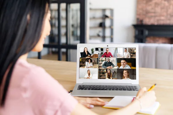 Rückansicht Der Weiblichen Angestellten Team Arbeitet Gruppenvideoanruf Ideen Austauschen Brainstorming — Stockfoto
