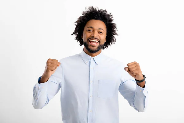 Heyecanlı Afro Amerikalı Beyaz Gömlekli Genç Adam Beyaz Arka Planda — Stok fotoğraf