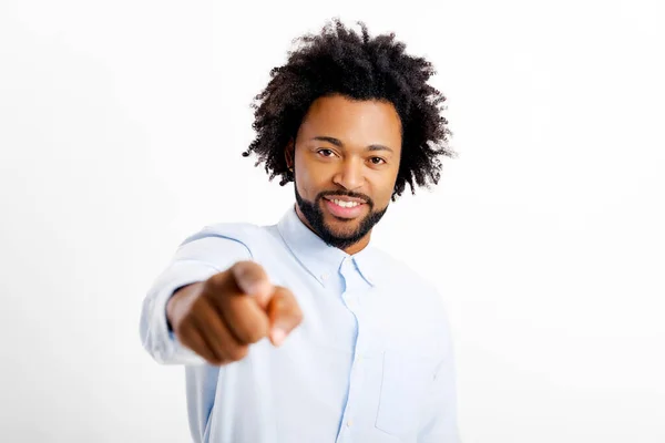 Attrayant Jeune Homme Afro Américain Joyeux Portant Des Points Chemise — Photo